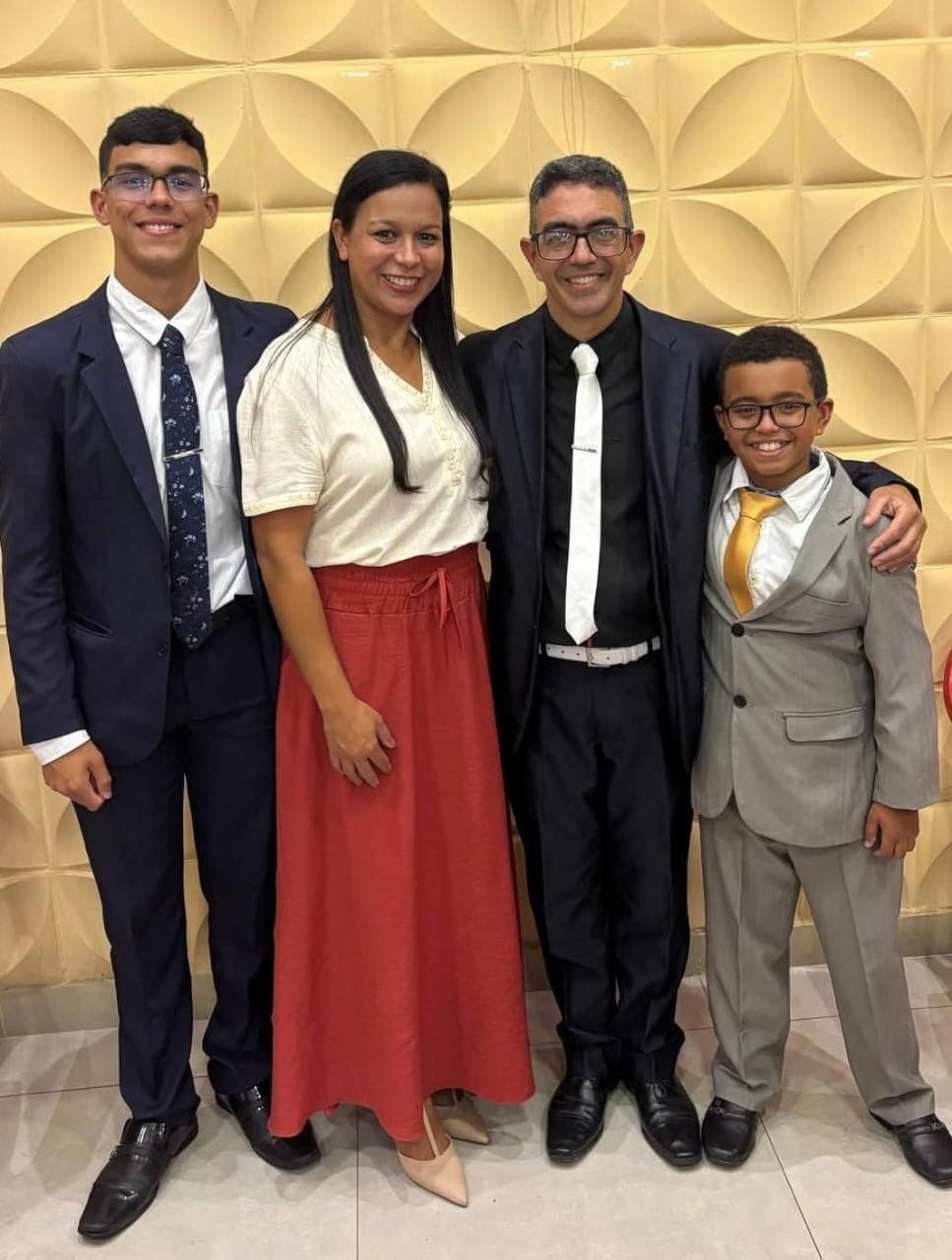 Pastor Geraldo Aparecido Bastos Júnior com sua esposa e filhos
